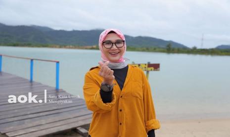 Danau Pading di Desa Perlang Kabupaten Bangka Tengah saat ini menjadi lokasi wisata yang cukup dikenal. Bahkan kesuksesan pengelolaan tempat wisata ini, bikin kaget istri Gubernur Bangka Belitung yang juga pendiri Babel Ceratorium Melati Erzaldi, karena ternyata setiap weekend (Jumat, Sabtu, Ahad) Danau Pading bisa meraup omzet hingga Rp 5 juta.