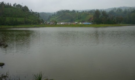 Danau Ranu Pani. Badan Penanggulangan Bencana Daerah (BPBD) Lumajang mencatat belasan rumah dan satu pura rusak akibat tanah longsor dan banjir bandang di pemukiman warga Suku Tengger, di Desa Ranu Pani, Kabupaten Lumajang, Jawa Timur.