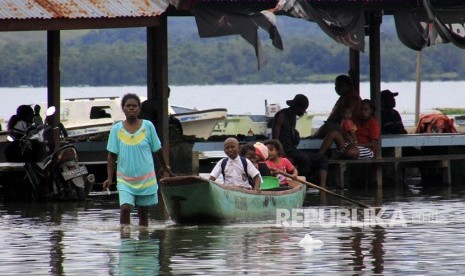 Danau Sentani Meluap. Sejumlah siswa menaiki perahu melintasi banjir akibat luapan Danau Sentani di Yahim, Sentani Tega, Kabupaten Jayapura, Papua, Senin (11/3/2019). 