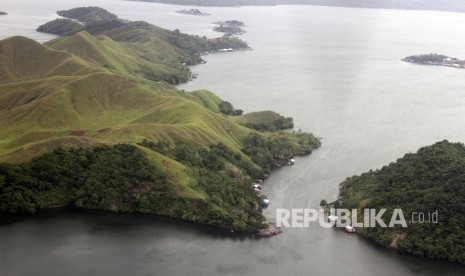 Danau Sentani terlihat dari pesawat udara di Jayapura, Papua, Jumat (15/3/2019). 