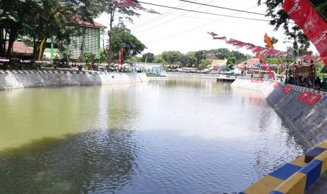 KLB Corona, UNS Putuskan Kegiatan Kuliah tak Tatap Muka. Foto ilustrasi: Danau Universitas Sebelas Maret (UNS) Solo. (Republika/Binti sholikah)