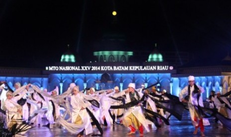  Dancers perfom in the opening ceremony of the 25th National Quran Reading Contest (MTQ) in Batam on Friday night.