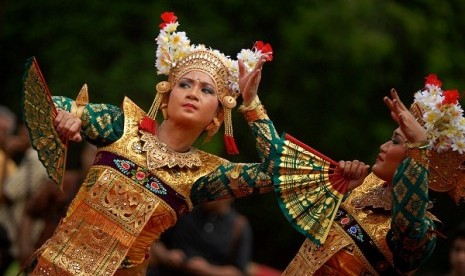 Dancers perform Legong Dance from Bali. The dance is among performances to be played by Gianyar artists in Spiritual Festival of Kagura in Hiroshima, Japan on October 31 to November 6, 2013. (illustration)