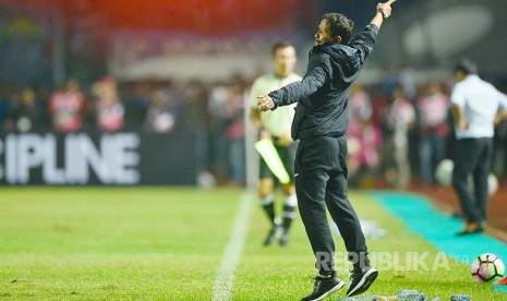 Dancing Soccer: Instruksikan pemain dalam pertandingan menjadi 'tarian' pelatih tim Persib Bandung Djadjang Nurdjaman saat timnya melawan Arema FC, Sabtu (15/4). 