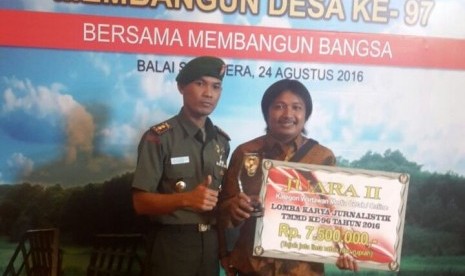 Dandim 0507/Bekasi Letkol Inf Wawan Kusnendar bersama wartawan Republika, Erik Purnama Putra.