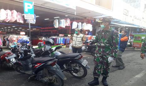 Dandim 0607 Kota Sukabumi Letkol Inf Danang Prasetyo Wibowo bersama Wali Kota Sukabumi Achmad Fahmi serta forkopimda lainnya memimpin penyemprotan disinfektan di pusat Kota Sukabumi, Kamis (26/3).. Wali Kota Sukabumi konfirmasi pasien positif covid-19 pertama