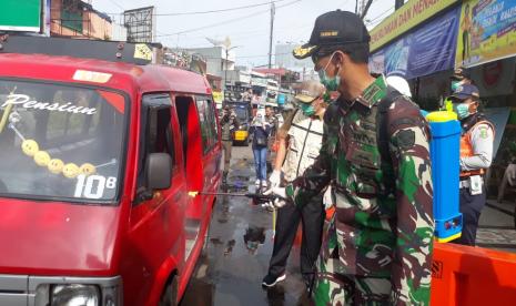 Dandim 0607 Kota Sukabumi Letkol Inf Danang Prasetyo Wibowo bersama Wali Kota Sukabumi Achmad Fahmi serta forkopimda lainnya memimpin penyemprotan disinfektan di pusat Kota Sukabumi, Kamis (26/3).