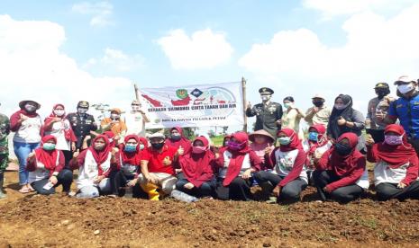 Dandim 0607 Kota Sukabumi Letkol Inf Danang Prasetyo Wibowo dan Wali Kota Sukabumi Achmad Fahmi memimpin gerakan optimalisasi laham tidur di Kecamatan Cibeureum, Kota Sukabumi.