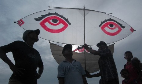 Danguang Kite festival in Pariaman, West Sumtara, in 2012 (file photo)