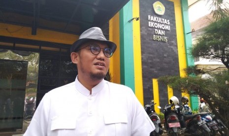 Dahnil Anzar Simanjuntak usai menandatangani surat pengunduran dirinya menjadi pengajar di Fakultas Ekonomi dan Bisnis Universitas Sultan Ageng Tirtayasa (Untirta), Serang, Banten, Senin (1/7).