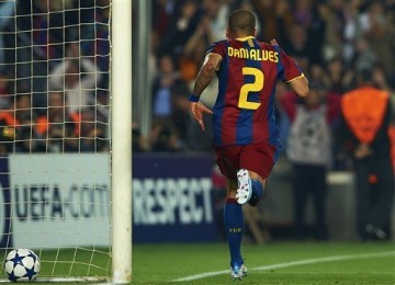 Dani Alves cetak gol.