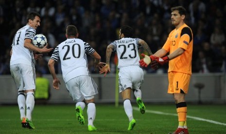 Dani Alves (kedua kanan) merayakan golnya ke gawang Porto bersama Marko Pjaca (kedua kiri). Gol Alves dan Pjaca membawa Juventus menang 2-0, Kamis (23/2) dini hari WIB.