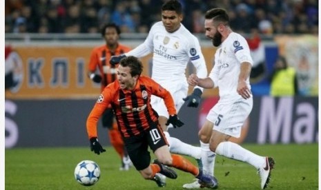 Dani Carvajal (kanan) saat beraksi lawan Shakhtar Donetsk.