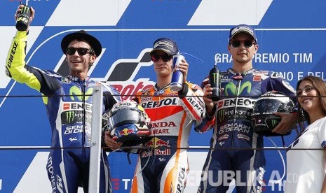 Dani Pedrosa (1)  Valentino Rossi (2) Jorge Lorenzo (3) mengangkat trofi di Balapan MotoGP San Marino 2016