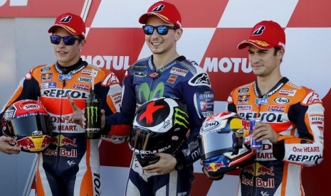 Dani Pedrosa (kiri) bersama Jorge Lorenzo (tengah) dan Marc Marquez