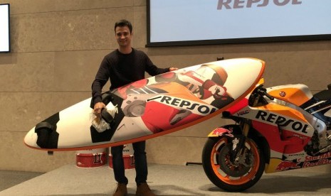 Dani Pedrosa saat menerima hadiah dari tim Repsol Honda.