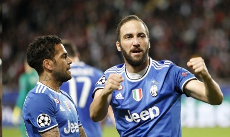 Daniel Alves (kiri) dan Gonzalo Higuain. 