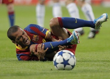 Daniel Alves mengerang kesakitan.