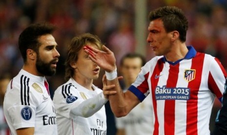 Daniel Carvajal (kiri) bersitegang dengan Mario Mandzukic (kanan)