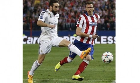 Daniel Carvajal (kiri) dan Mario Mandzukic