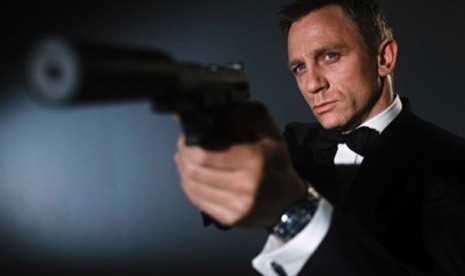 Daniel Craig berperan sebagai James Bond.