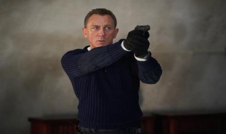 Daniel Craig dalam film James Bond terbaru, No Time to Die. Film terakhir Craig sebagai James Bond ini diprotes sebagian orang tua karena memperlihatkan adegan intim suami-istri secara implist. 