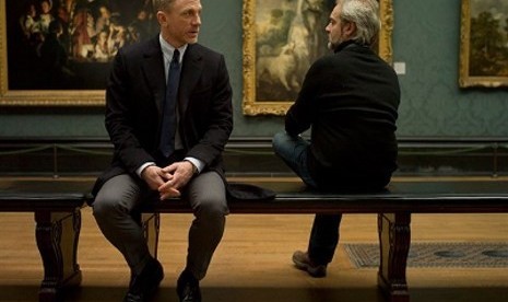 Daniel Craig (kiri) dan Sam Mendez (kanan) berbincang di lokasi syuting Skyfall