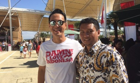 Daniel Mananta bersama salah satu penggemarnya di depan Paviliun Indonesia di Milan Expo 2015 pada Senin (17/8).