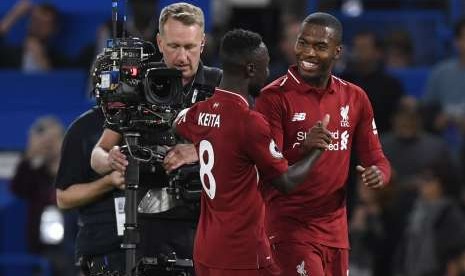 Daniel Sturridge (kanan) menerima ucapan selamat dari rekan setimnya, Naby Keita (tengah). 