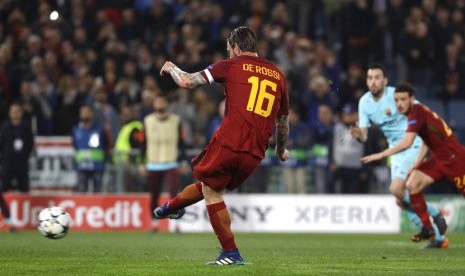 Daniele De Rossi saat mengambil tendangan penalti melawan Barcelona.