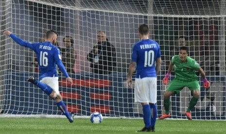 Danielle De Rossi mengeksekusi penalti saat masih memperkuat timnas Italia.