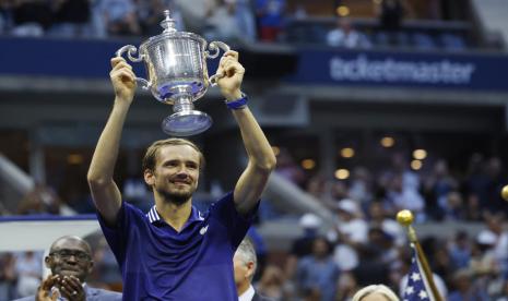 Daniil Medvedev mengangkat trofi US Open 2021.