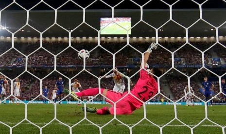 Danijel Subasic saat mengadang tendangan penalti Sergio Ramos.