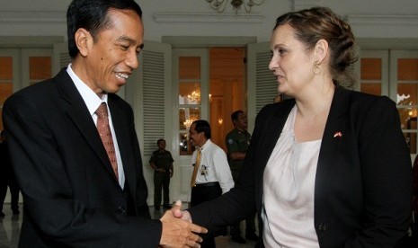 Danish Minister for Trade and Investment, Olsen Dyhr (right), meets Governor of Jakarta Joko Widodo and she offers solution of flood management during her visit to Jakarta on Monday. 