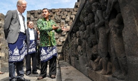 Danish Minister of Foreign Affairs Villy Sovndal (left) listens to the explanation on Borobudur relief in Magelang, Central Java, on Firday. 