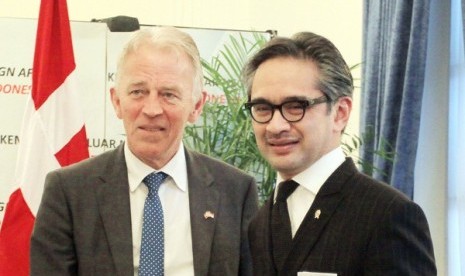 Danish Minister of Foreign Affairs Villy Sovndal (left) meets his Indonesian counterpart, Marty Natalegawa in Jakarta on Wednesday.  