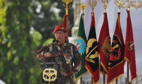 Danjen Kopassus Mayjen Doni Monardo membacakan sumpah prajurit di acara HUT ke-63 Kopassus di Cijantung, Jakarta, Rabu (29/4).