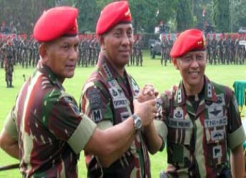 Danjen Kopassus Brigjen TNI Lodewijk F Paulus (kanan)