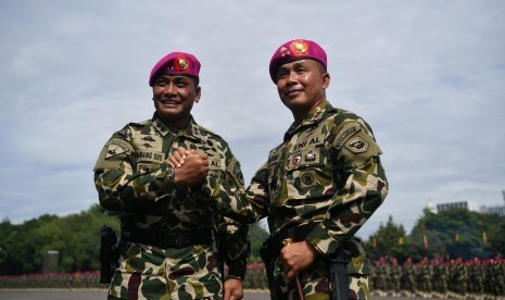 Dankormar Mayjen TNI (Mar) Suhartono (kanan) berjabat tangan dengan pejabat lama Mayjen TNI (Mar) Bambang Suswantono (kiri) saat Upacara Sertijab Komandan Korps Marinir (Dankormar) di Lapangan Kesatrian Marinir Hartono, Cilandak, Jakarta Selatan, Kamis (27/12/2018).