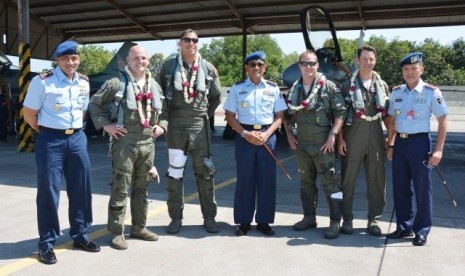 Danlanud Iswahjudi Marsekal Donny Ermawan T berfoto bersama para penerbang pesawat F-16 C/D Blok 52ID TNI AU.