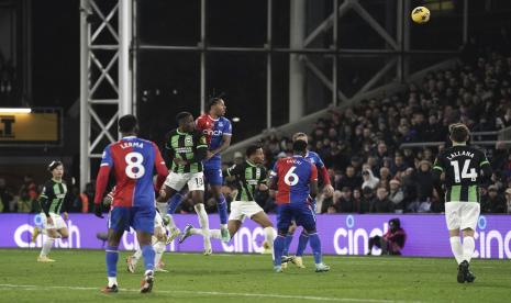 Danny Welbeck dari Brighton and Hove Albion, kiri atas, mencetak gol ke gawang Crystal Palace dalam pertandingan sepak bola Liga Premier Inggris di Selhurst Park, London, Jumat (22/12/2023) dini hari WIB.