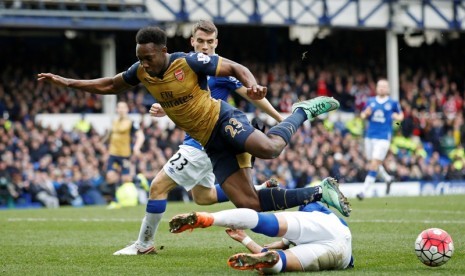 Danny Welbeck, pencetak gol pertama Arsenal, diganjal oleh pemain Everton.