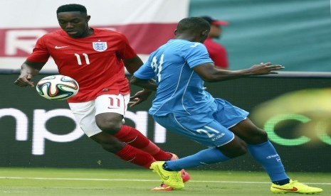  Danny Welbeck rebutan bola dengan Brayan Beckeles dalam duel persahabatan antara Inggris dengan Honduras di Miami, Ahad (8/6) dinihari WIB.