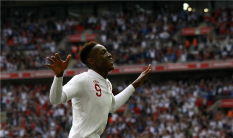 Danny Welbeck, striker timnas Inggris, melakukan selebrasi setelah membobol gawang Belgia dalam laga uji coba di Stadion Wembley, London, Inggris, Sabtu (2/6).