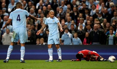 Danny Welbeck (terjatuh) cedera dilanggar Nigel de Jong saat Derby Manchester (1/5)