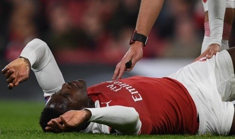 Danny Welbeck terkapar menahan sakit setelah mengalami cedera pergelangan kaki kanan.