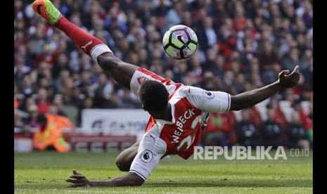 Danny Wellbeck gagal menendang bola dalam pertandingan melawan MU di Stadion Emirates