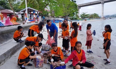 Danone-AQUA bersama Yayasan Sulinama mengajak anak-anak memisahkan sampah.