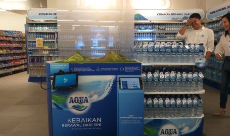 Danone-AQUA dan Farmers Market bekerja sama menghadirkan Pojok Hidrasi Sehat untuk memberikan edukasi tentang hidrasi sehat kepada customer. 