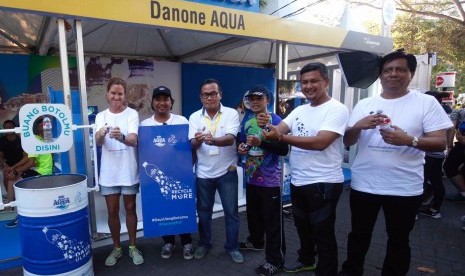 Danone AQUA mengkampanyekan daur ulang sampah botol plastik di acara Bali Marathon 2017, Ahad (27/8).